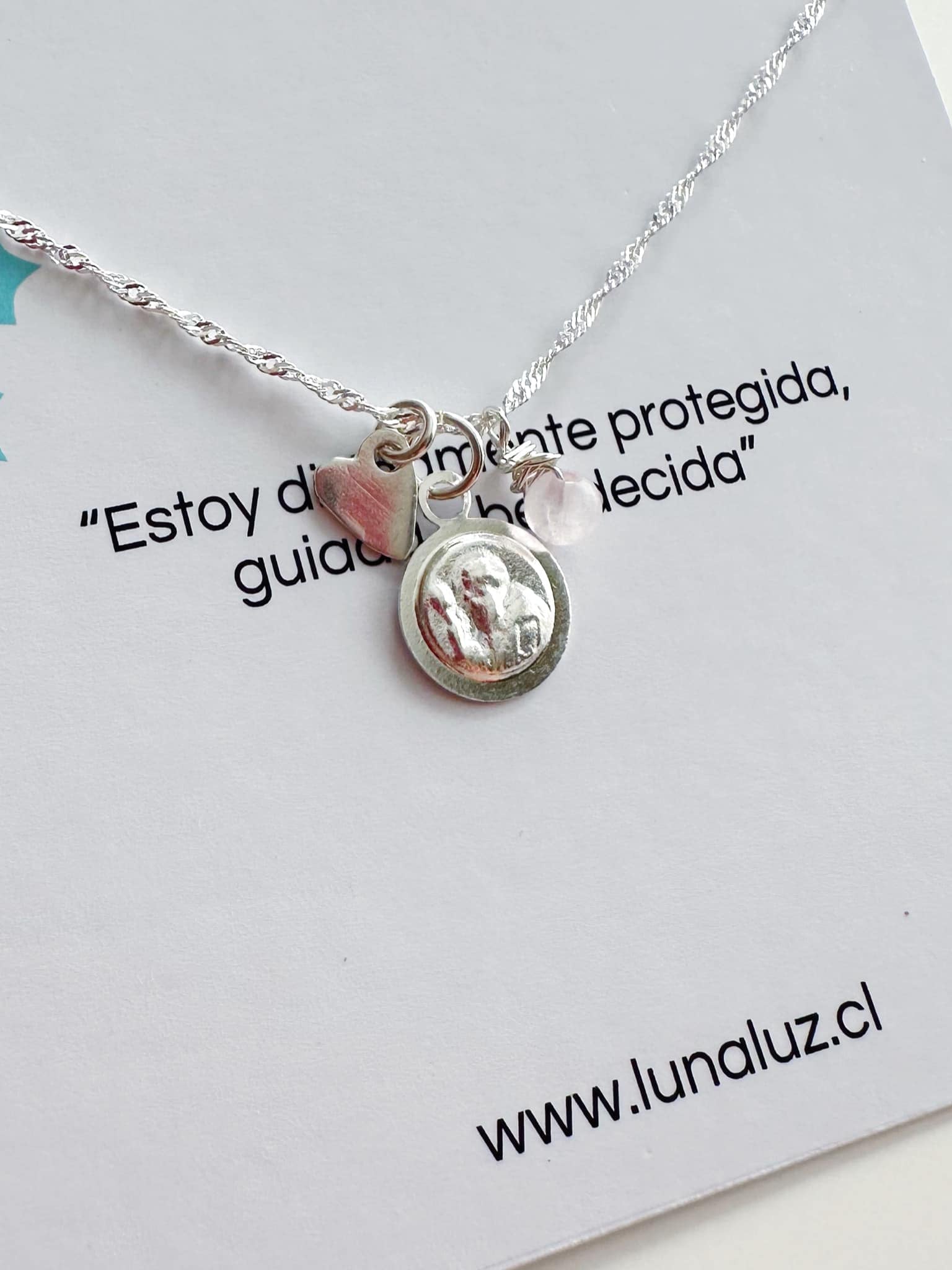 Collar de Plata 925 San Benito con perlita de Cuarzo Rosa. Incluye packing para regalo.