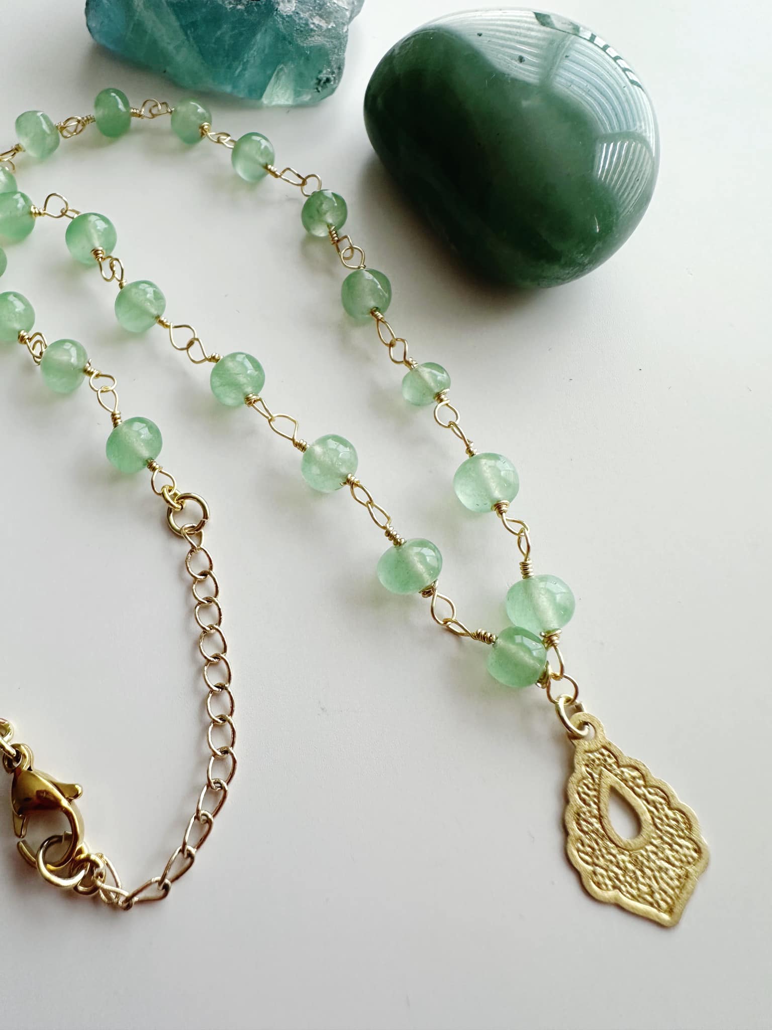 Collar de Cuarzo Verde | Joya Espiritual de Sanación y Equilibrio. Incluye significado de la piedra y empaque para regalo