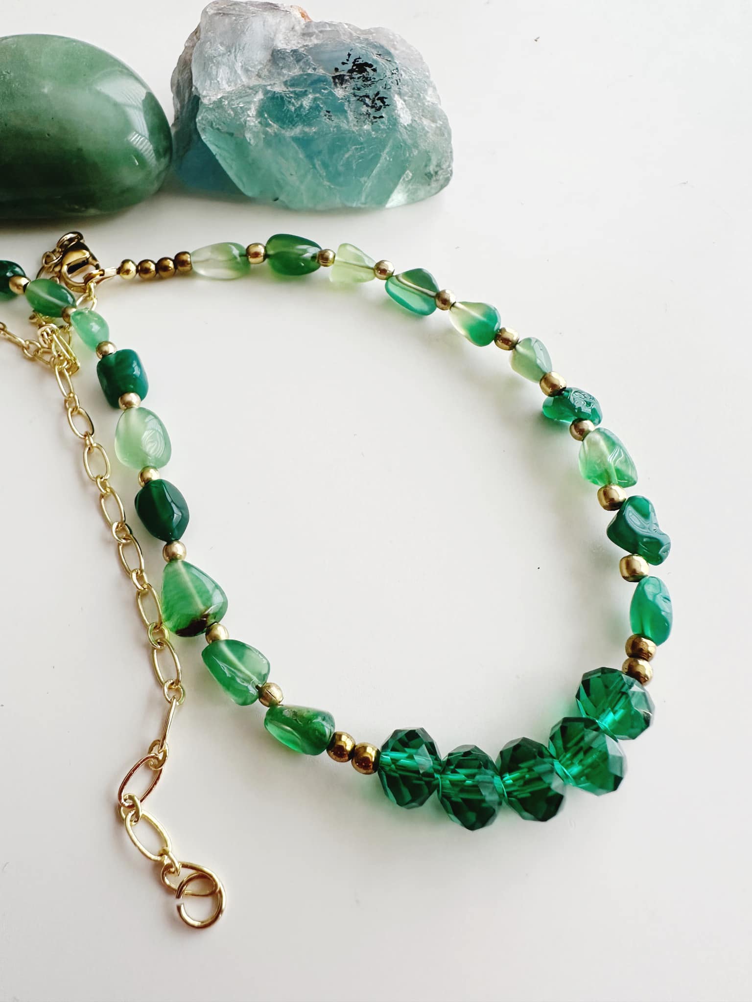 Collar "Alma en equilibrio" en piedra de  Ónix Verde. Enchape de Oro 18k