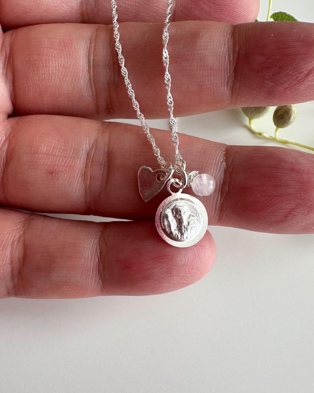 Collar de Plata 925 San Benito con perlita de Cuarzo Rosa. Incluye packing para regalo.