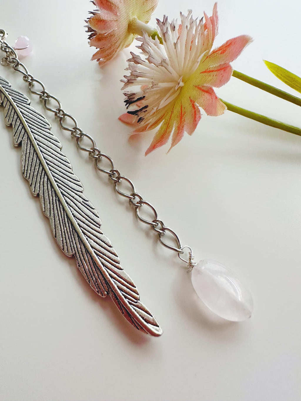 Marcador de Libro piedra Cuarzo Rosa. Incluye significado de la piedra y Packing para regalo