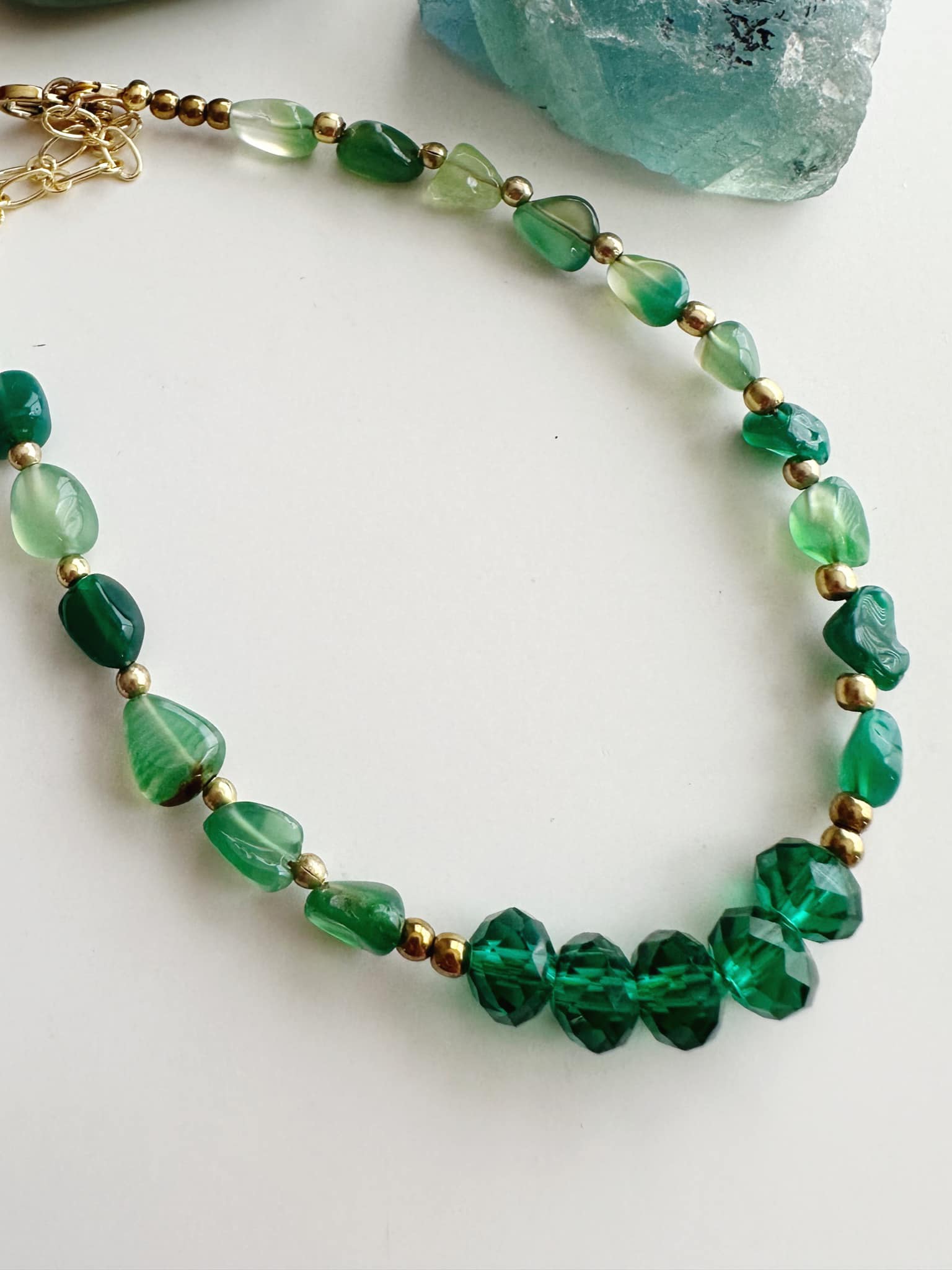 Collar "Alma en equilibrio" en piedra de  Ónix Verde. Enchape de Oro 18k