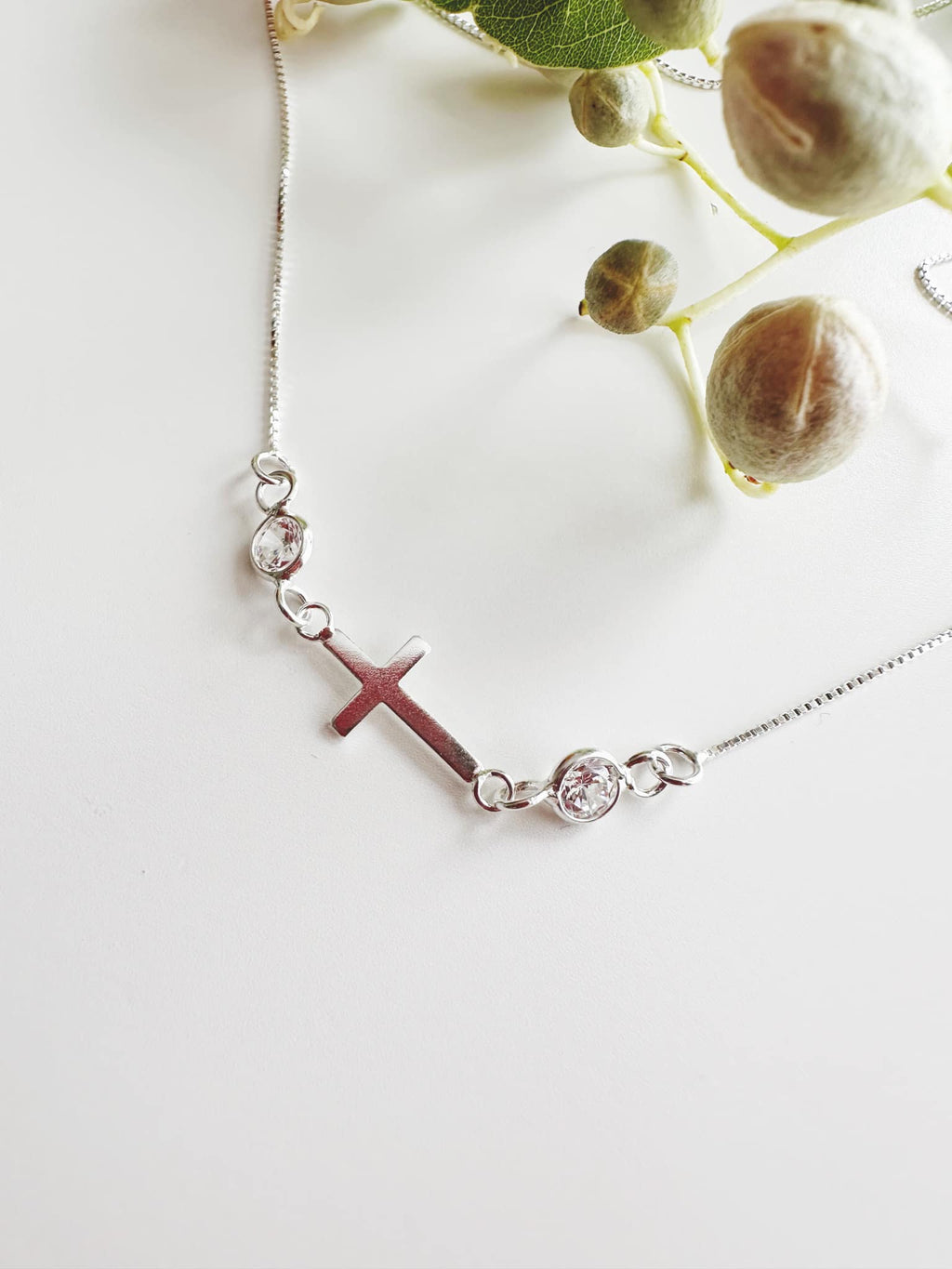 Collar de Plata 925 Cruz de cristo y circones. Incluye packing para regalo.