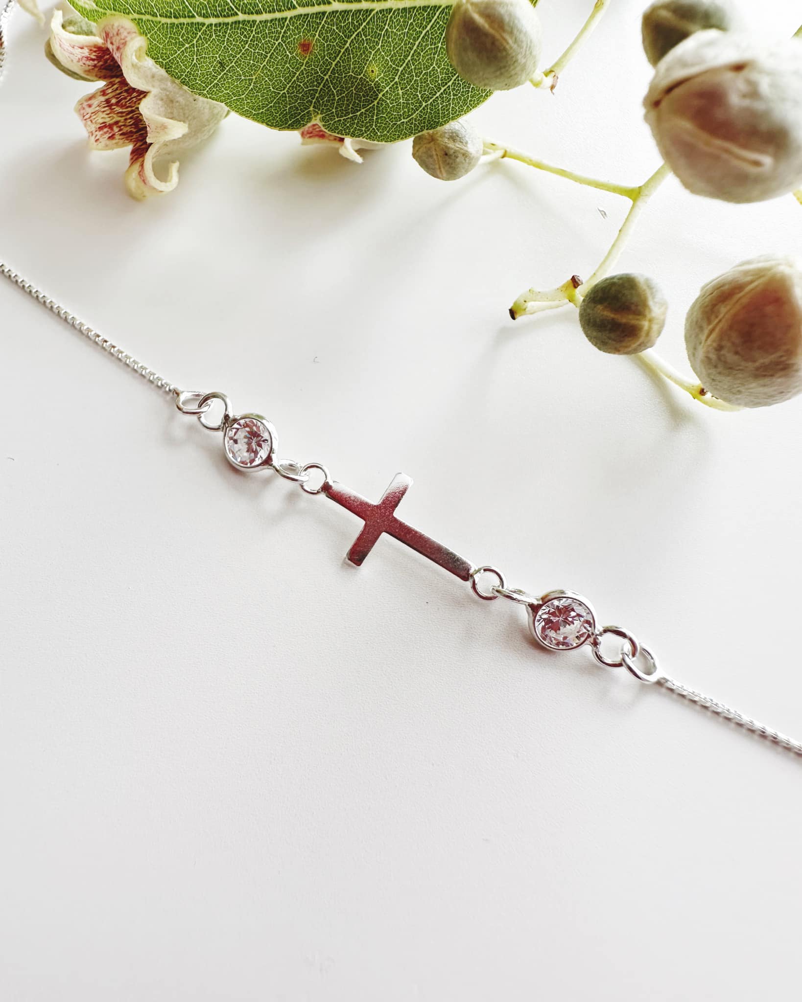 Collar de Plata 925 Cruz de cristo y circones. Incluye packing para regalo.