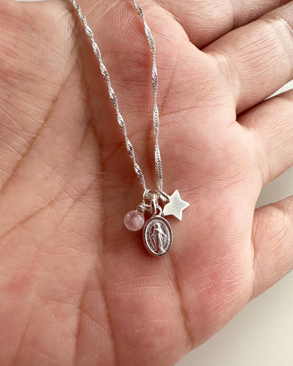 Collar de Plata 925 Virgen de los milagros con perlita de Cuarzo Rosa. Incluye packing para regalo.