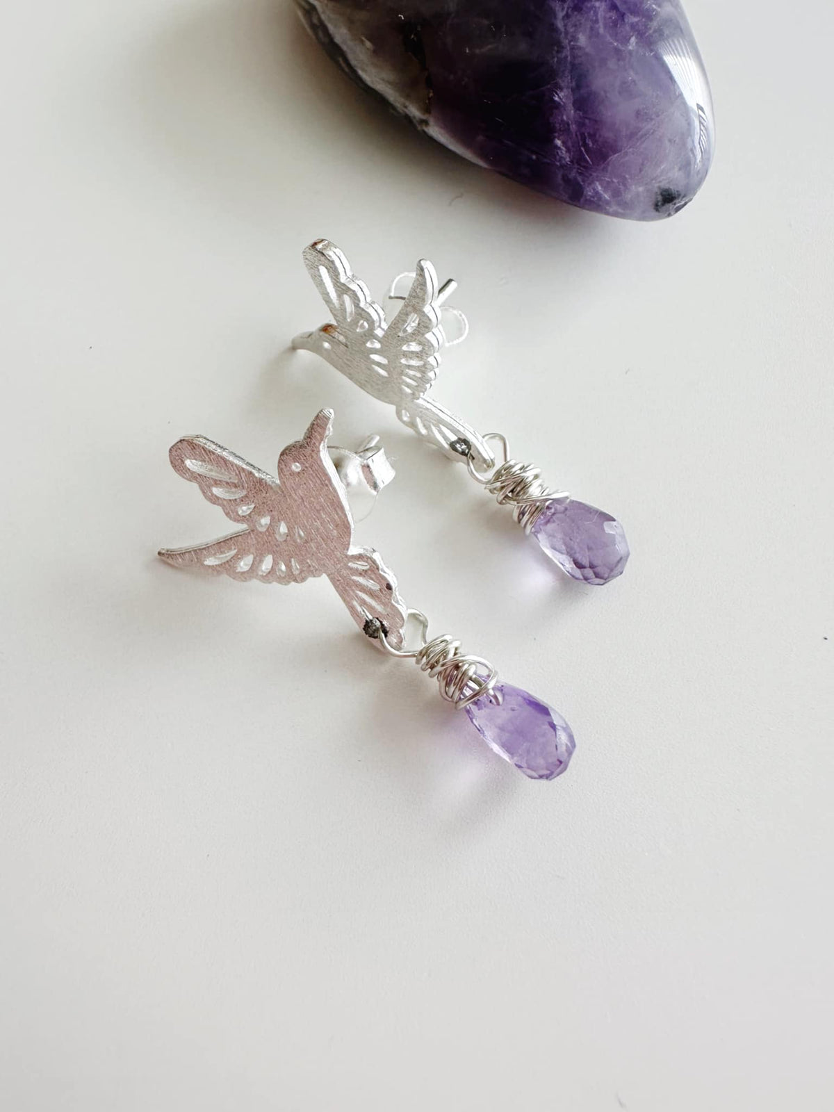 Aros Colibrí "Sabiduría y Calma" Piedra Amatista. Enchape Plata 950