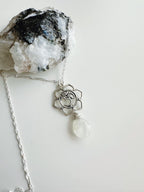 Collar con Piedra Luna y Símbolo Om con significado "Armonía Interior"