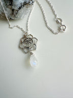 Collar con Piedra Luna y Símbolo Om con significado "Armonía Interior"