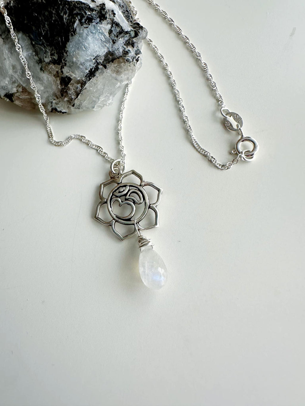 Collar con Piedra Luna y Símbolo Om con significado "Armonía Interior"