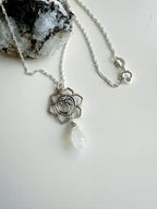 Collar con Piedra Luna y Símbolo Om con significado "Armonía Interior"
