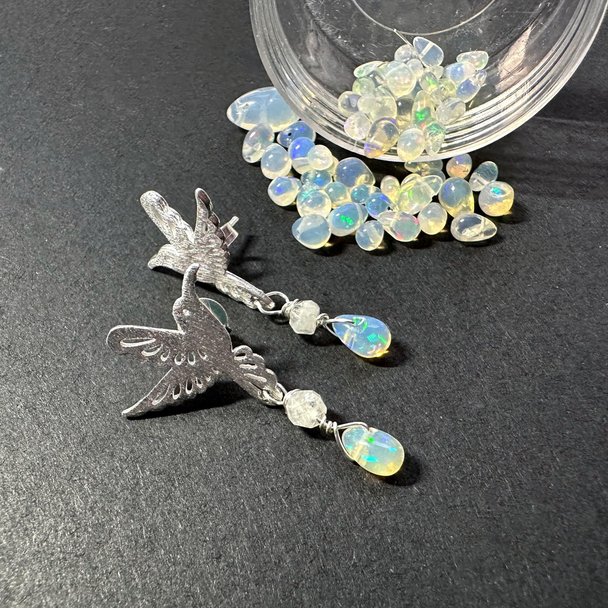 Aros Colibrí  "Luz, Alegría y Energía Positiva" con piedra Ópalo Etíope. Enchape de Plata 950