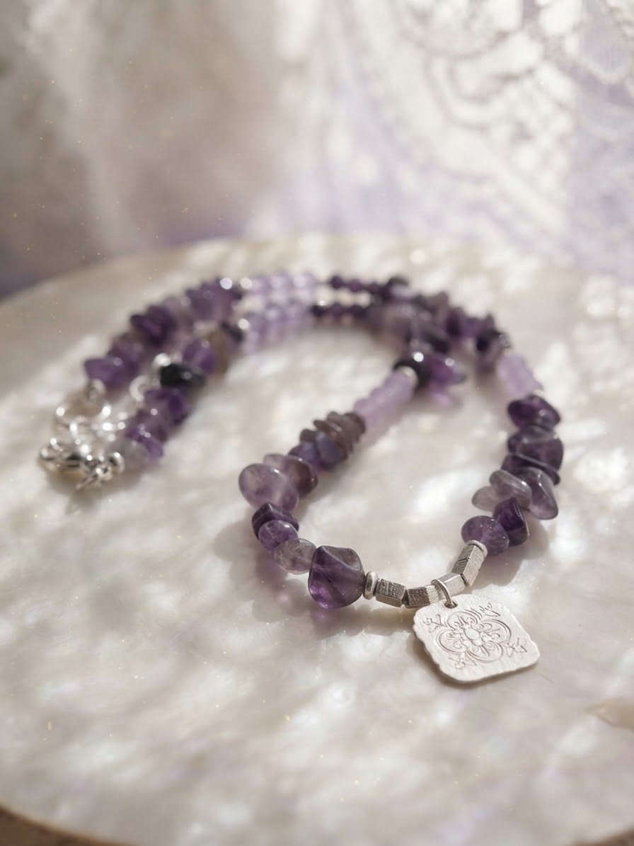 Collar “Mi Paz me fortalece” en piedras Amatista. Hay 3 variedades. Elige el tuyo. Enchape de Plata 950