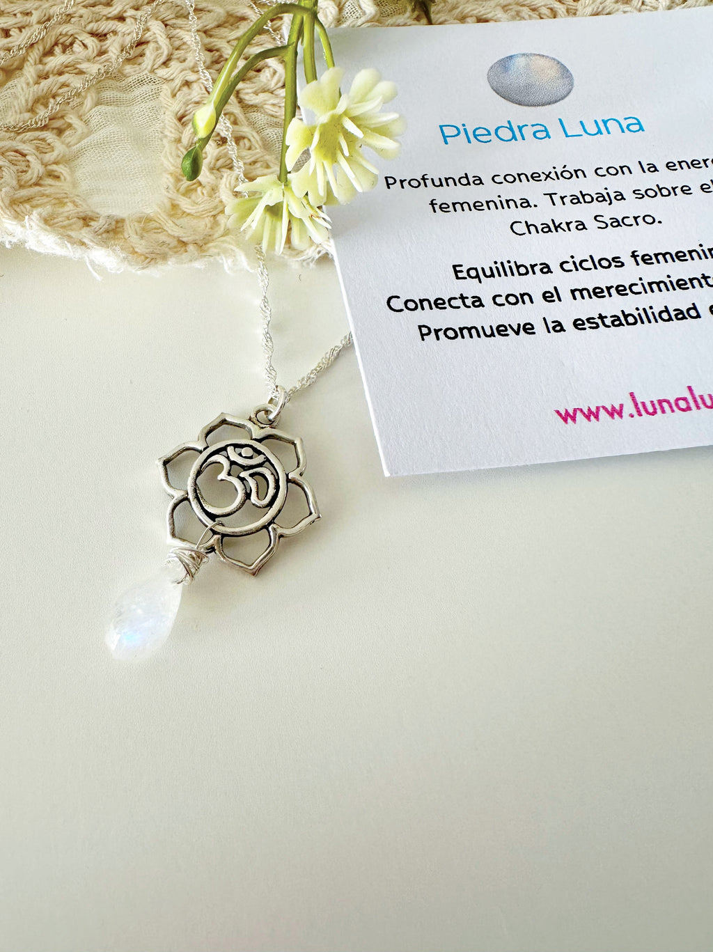 Collar con Piedra Luna y Símbolo Om con significado "Armonía Interior"