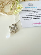 Collar con Piedra Luna y Símbolo Om con significado "Armonía Interior"