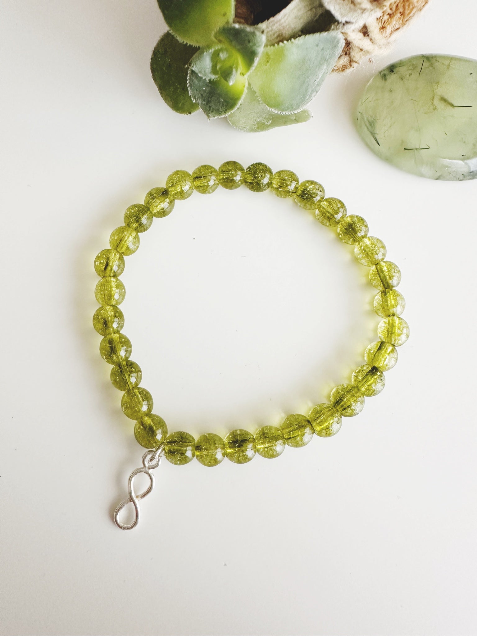 Pulsera de Plata 925 "Abundancia eterna" en piedra Peridoto. Incluye significado de su piedra y packing para regalo