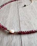 Collar "Fuerza del alma" en piedras Granate y perla natural. Enchape de Oro 18k