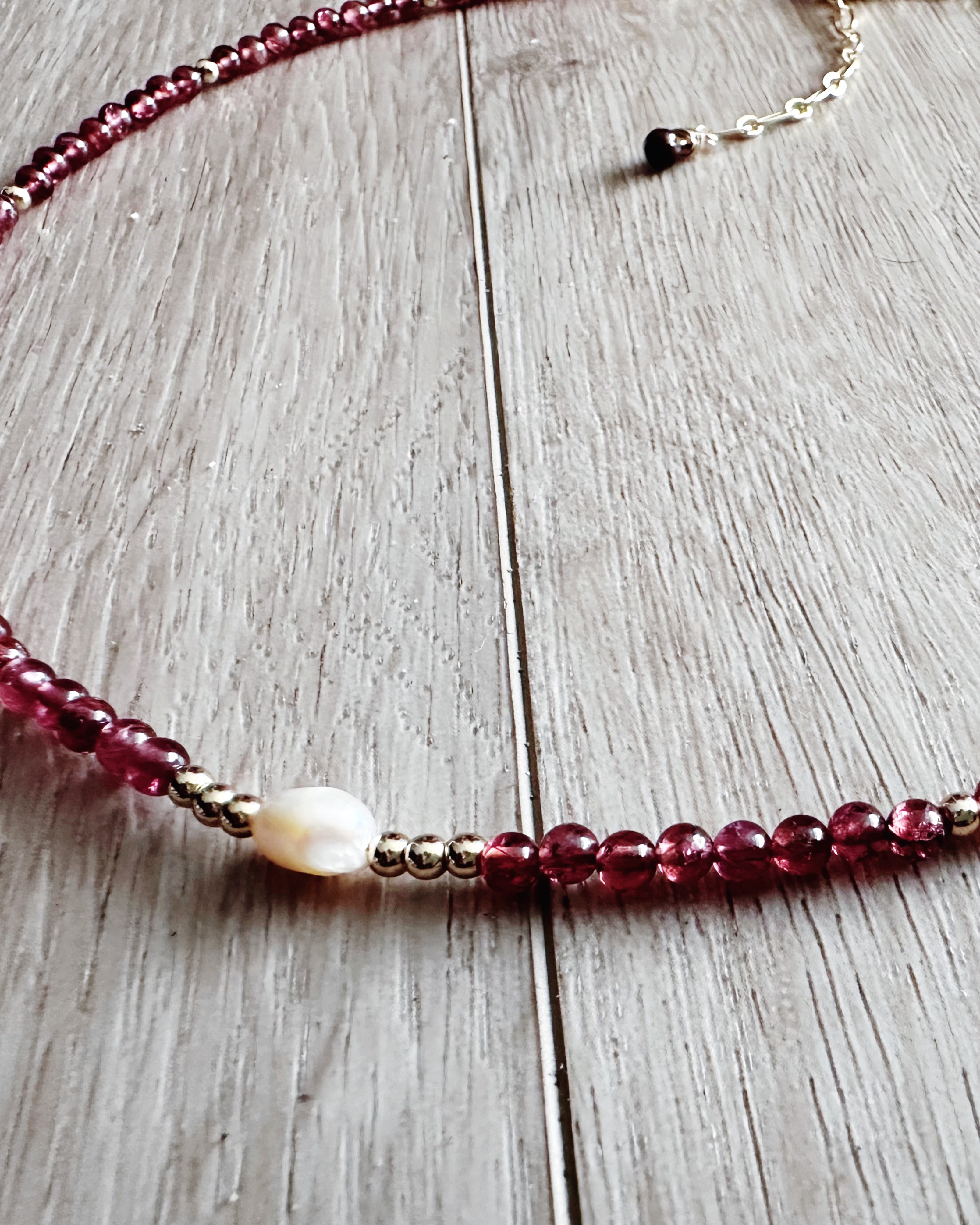 Collar "Fuerza del alma" en piedras Granate y perla natural. Enchape de Oro 18k