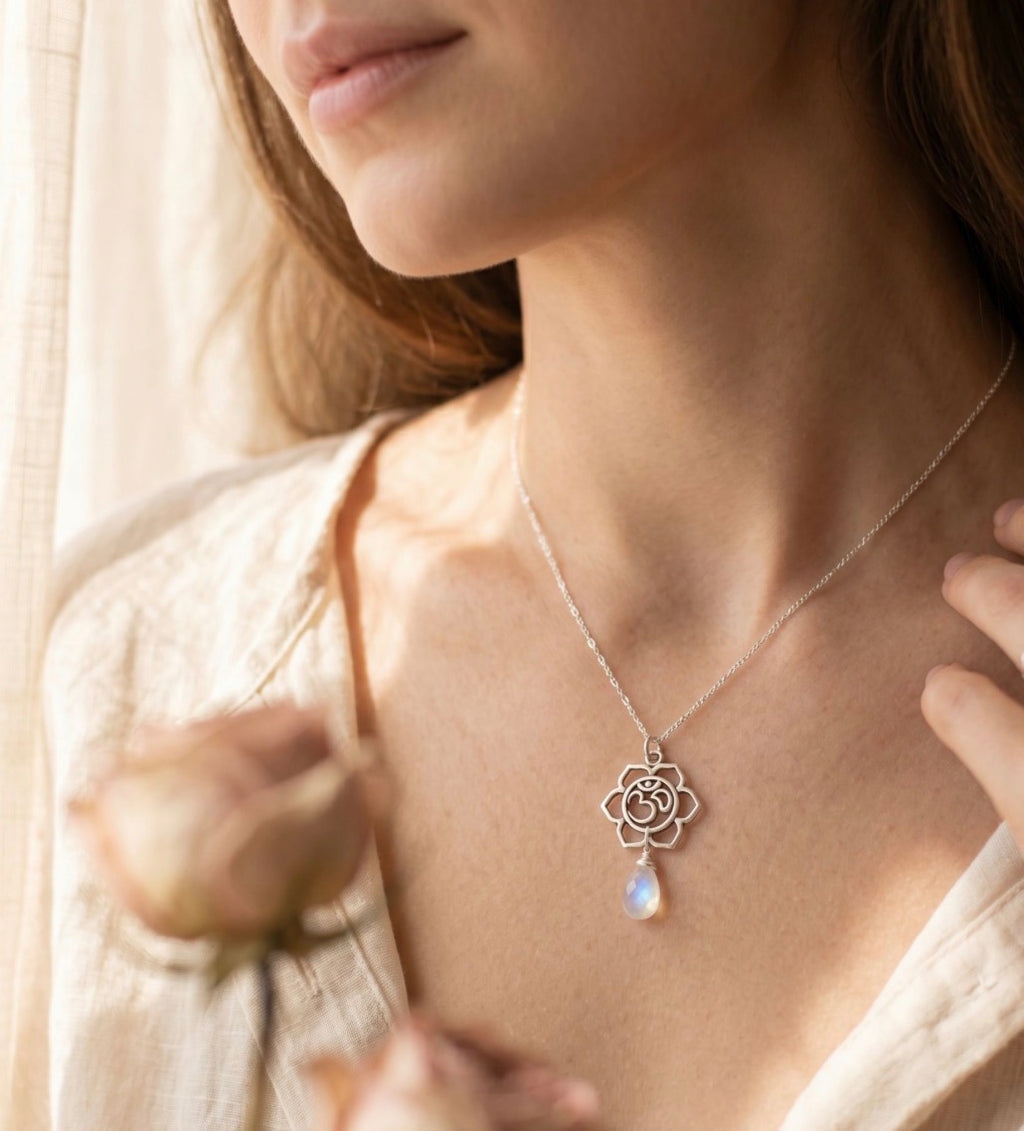 Collar con Piedra Luna y Símbolo Om con significado "Armonía Interior"