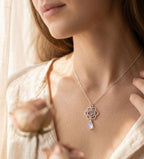 Collar con Piedra Luna y Símbolo Om con significado "Armonía Interior"