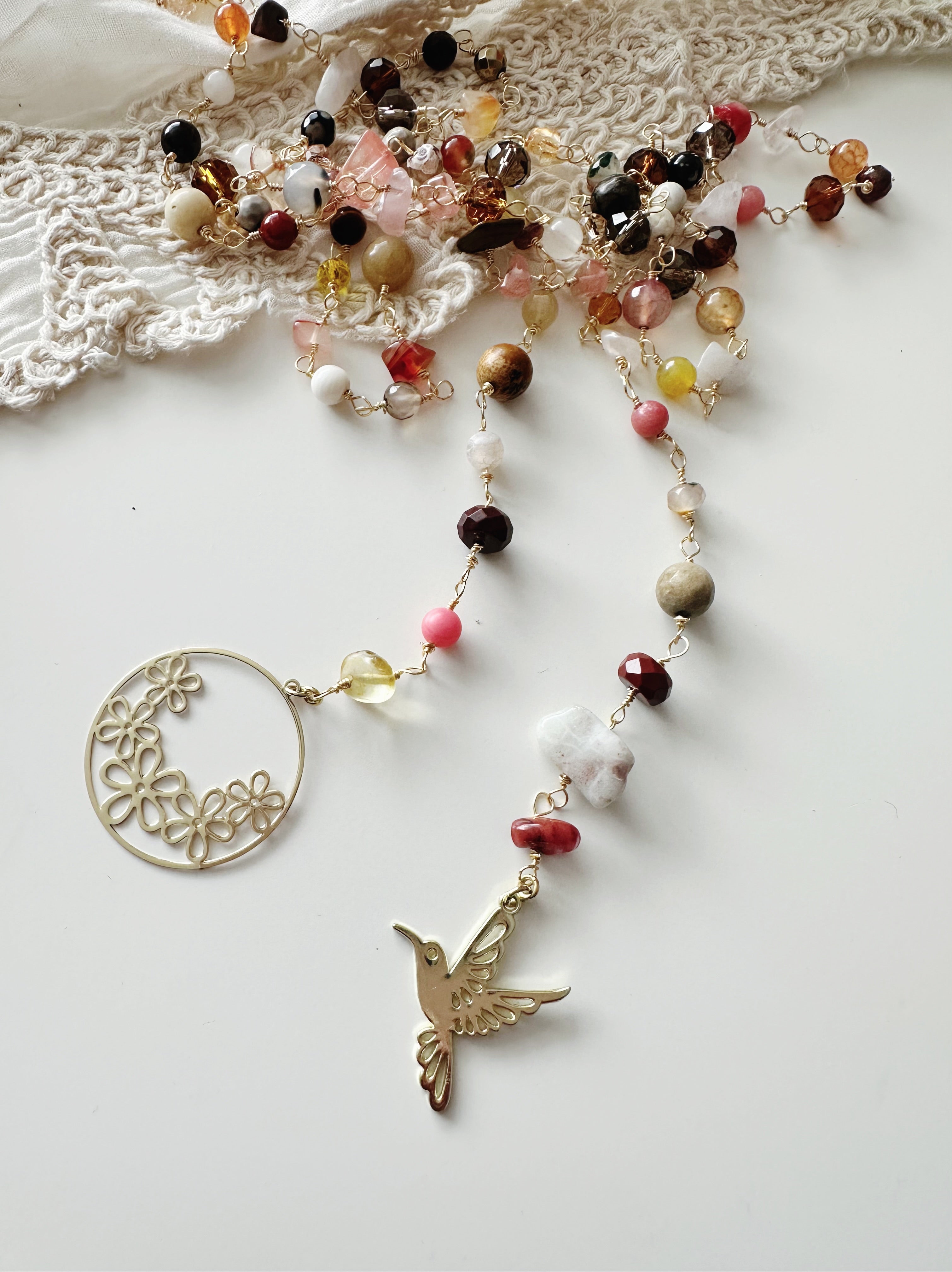 Collar Colibrí  “Esperanza del Alma”en piedras de tonos tierra.