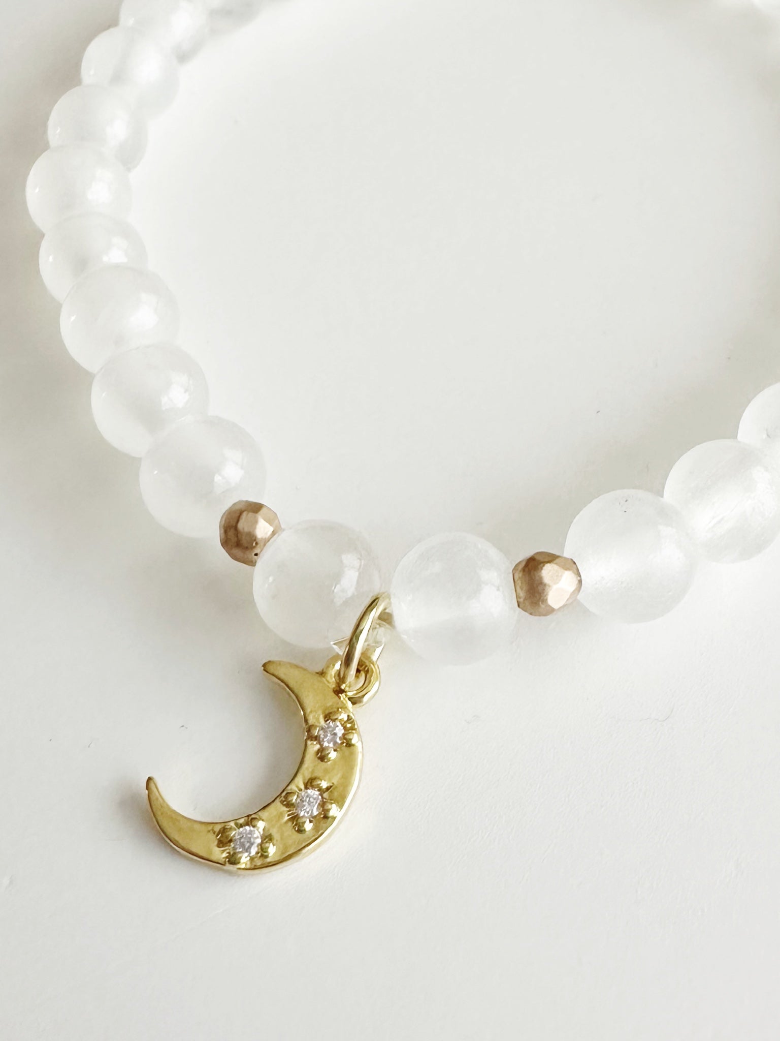 Pulsera Luna y piedra Selenita. Incluye significado de su piedra y packing para regalo