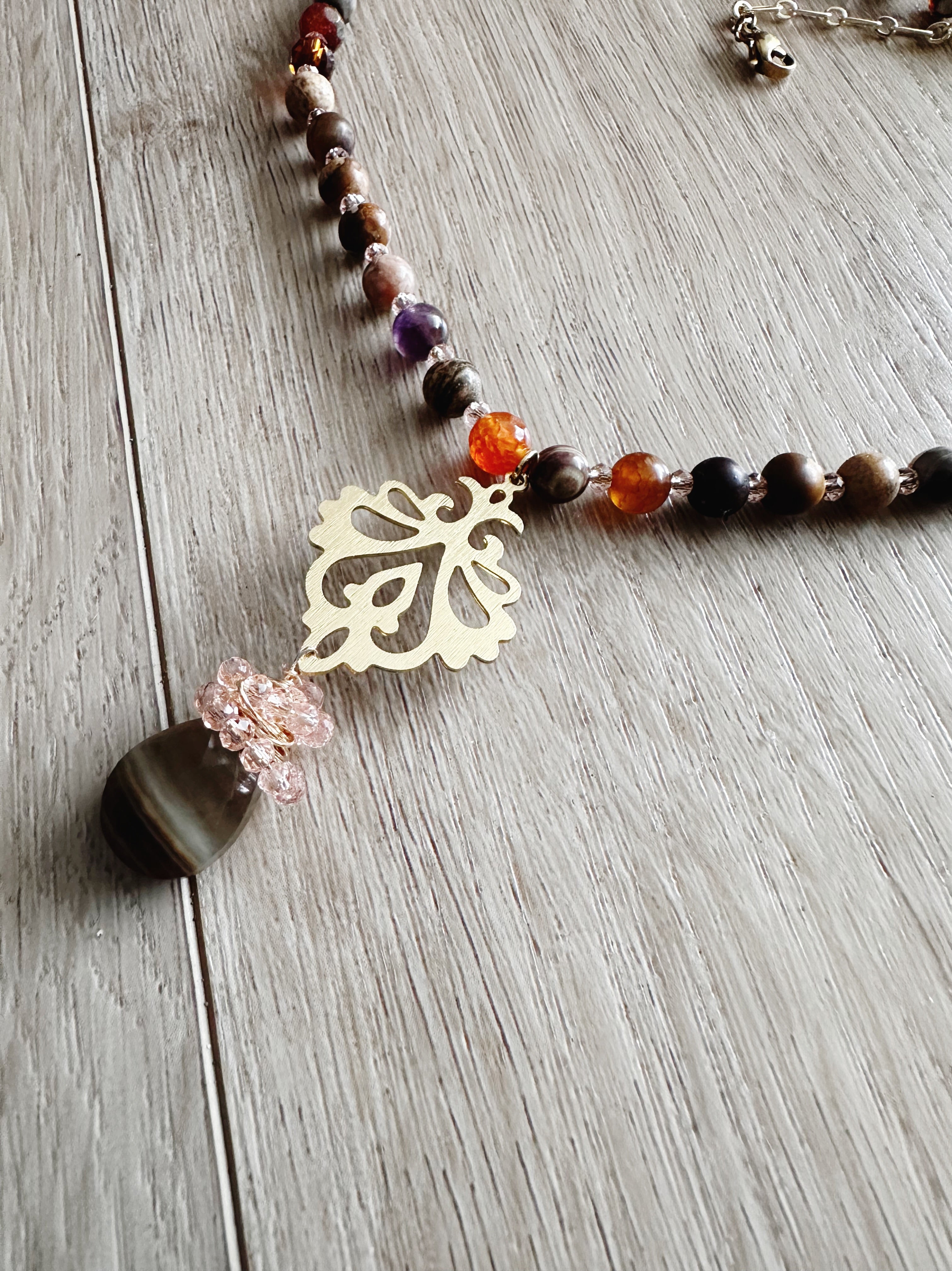 Collar "Raíces del Alma" en piedras tonos tierra marrones con colgante de Fluorita. Enchape de Oro 18k