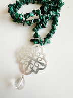 Collar Largo “ Raíz de cambio” en piedra Malaquita .