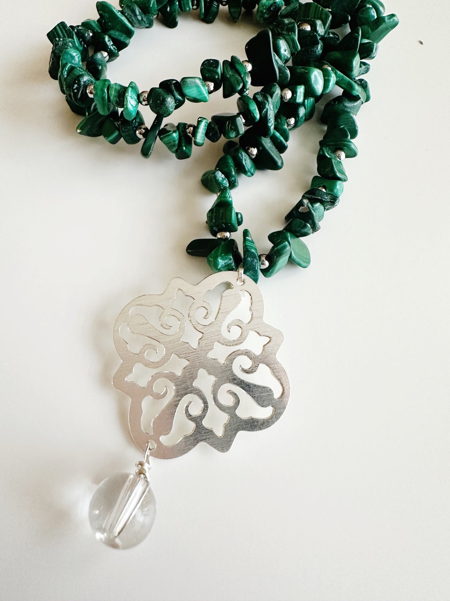 Collar Largo “ Raíz de cambio” en piedra Malaquita .