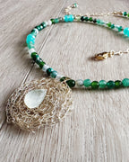 Collar “Esperanza y Calma” en piedras naturales con centro de Prehnita. Enchape de Oro 18k