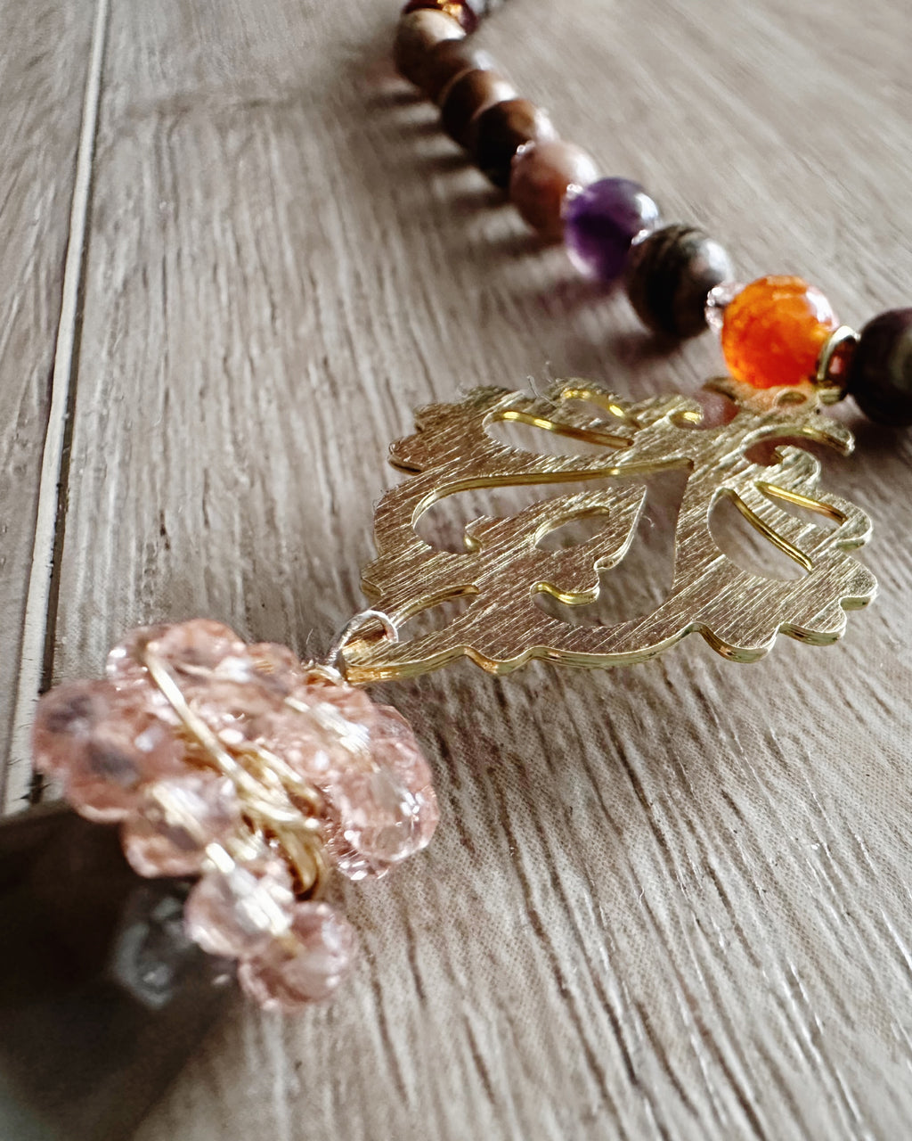 Collar "Raíces del Alma" en piedras tonos tierra marrones con colgante de Fluorita. Enchape de Oro 18k