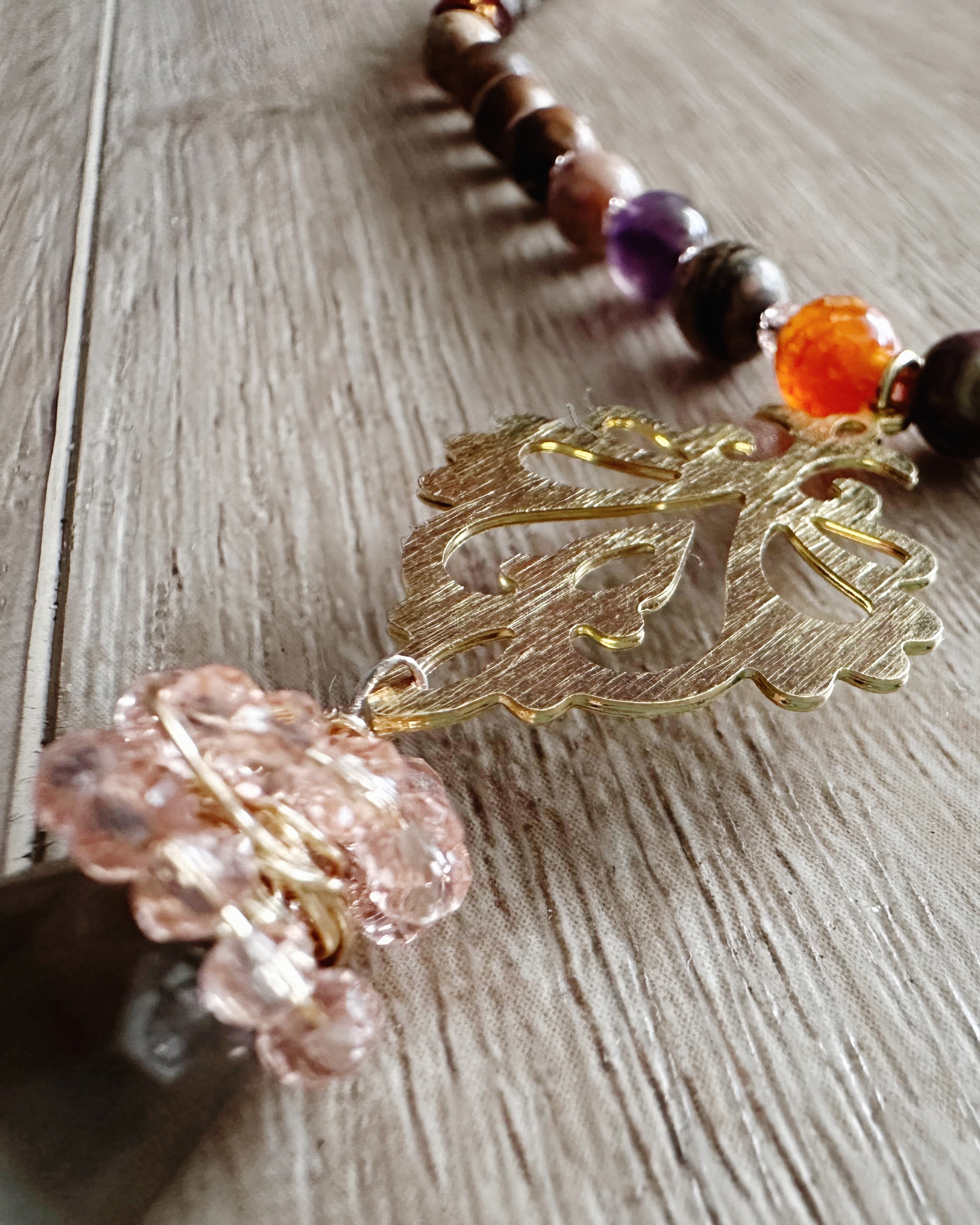 Collar "Raíces del Alma" en piedras tonos tierra marrones con colgante de Fluorita. Enchape de Oro 18k