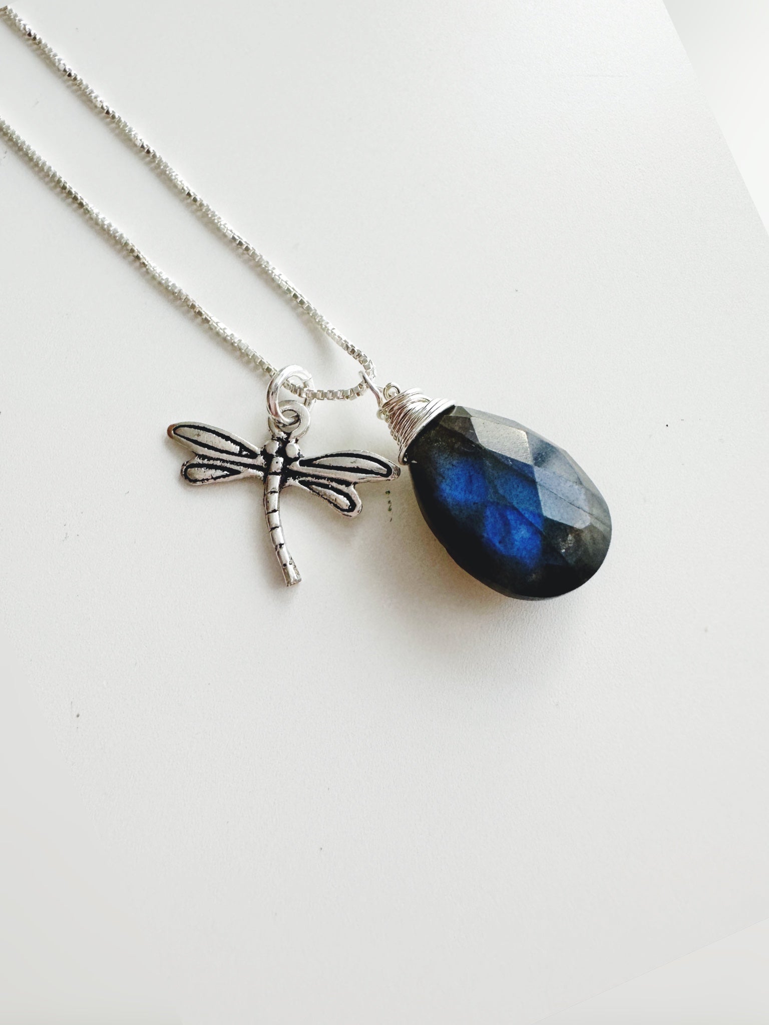 Collar de Plata 925 Amuleto Labradorita libélula . Incluye significado de la piedra y packing para regalo