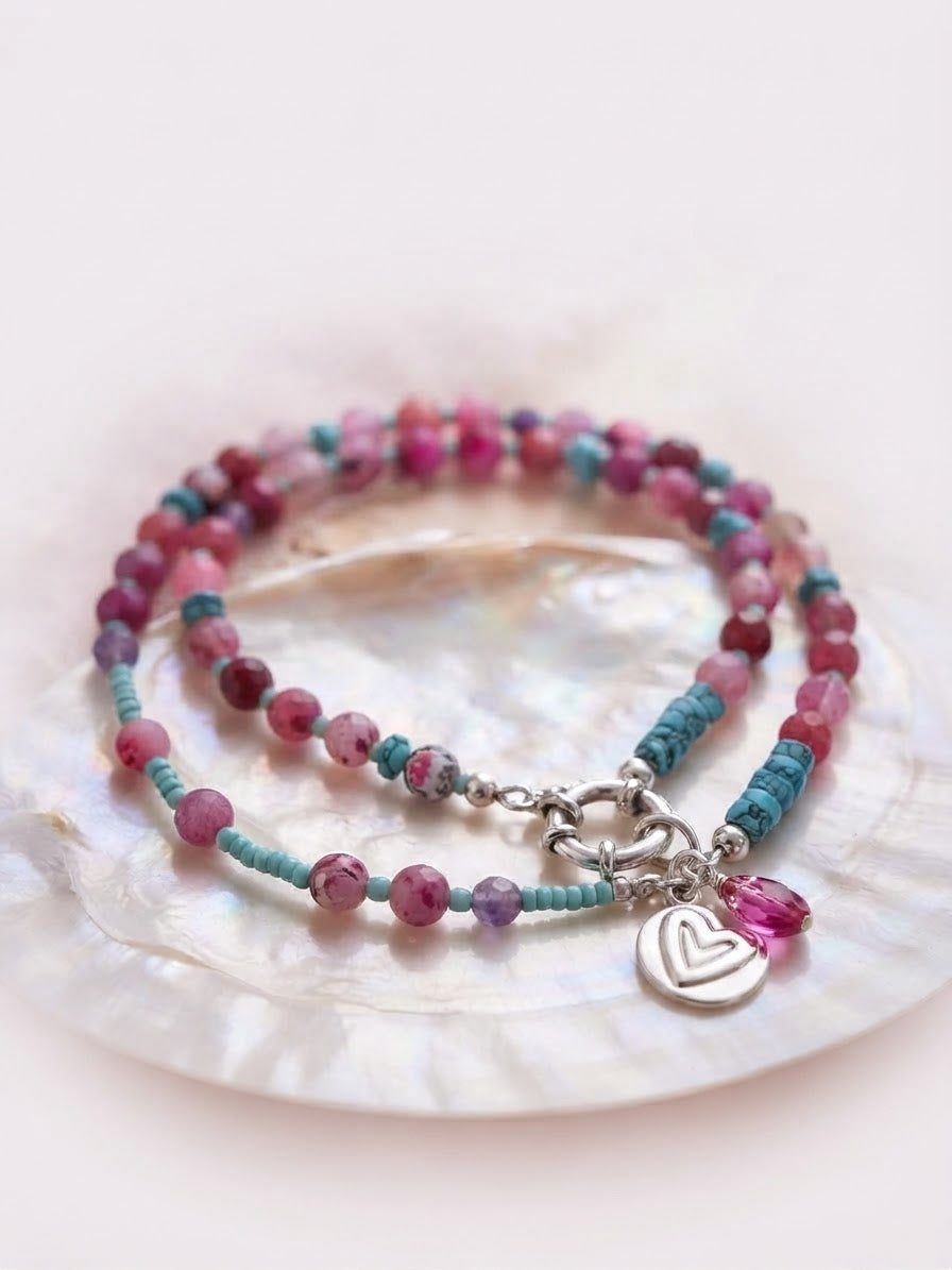 Collar “Alegría” en piedras Ágata y Howlita celeste. Enchape de Plata 950