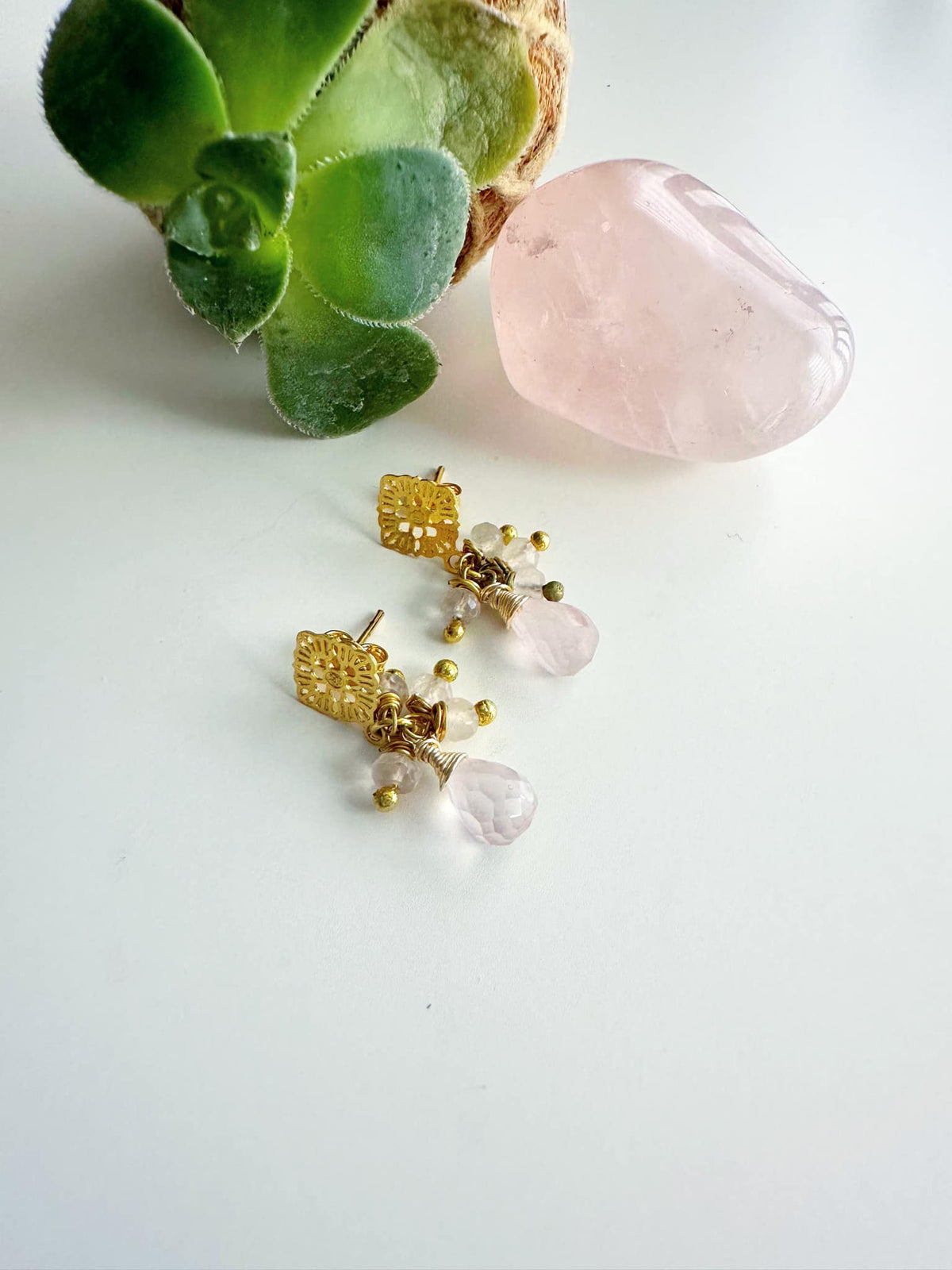 Aros "Susurros de Amor" en piedra Cuarzo Rosa. Enchape de Oro 18k
