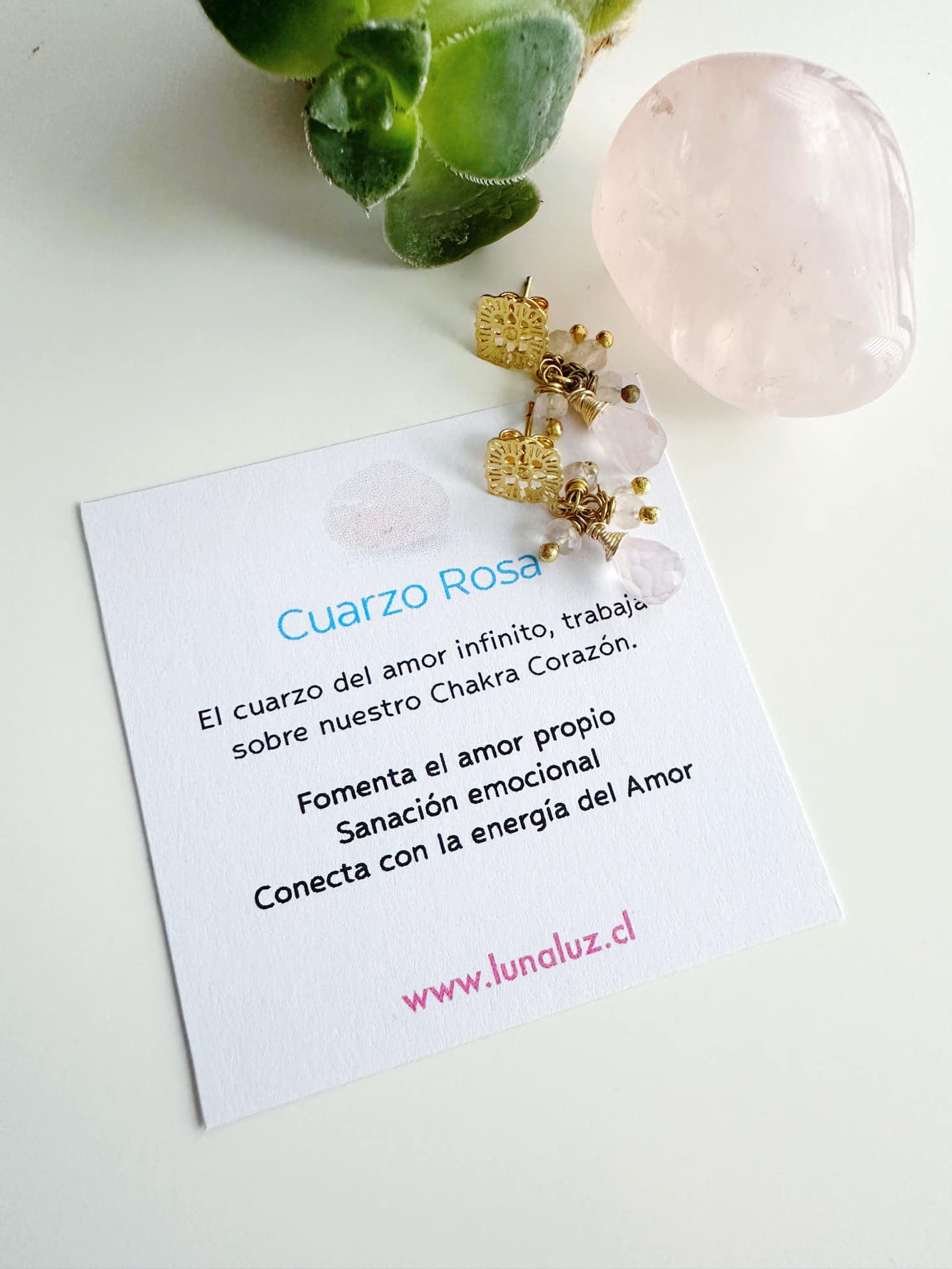 aros pequeños cuarzo rosa sobre tarjeta con el significado de la piedra cuarzo rosa
