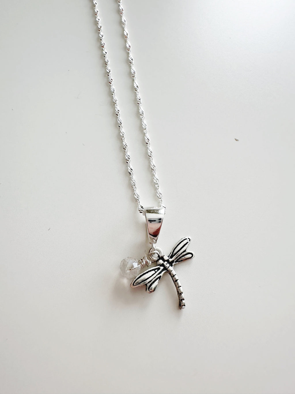 Collar Libélula de Plata 925 con punto de luz. Incluye significado y viene listo para regalar