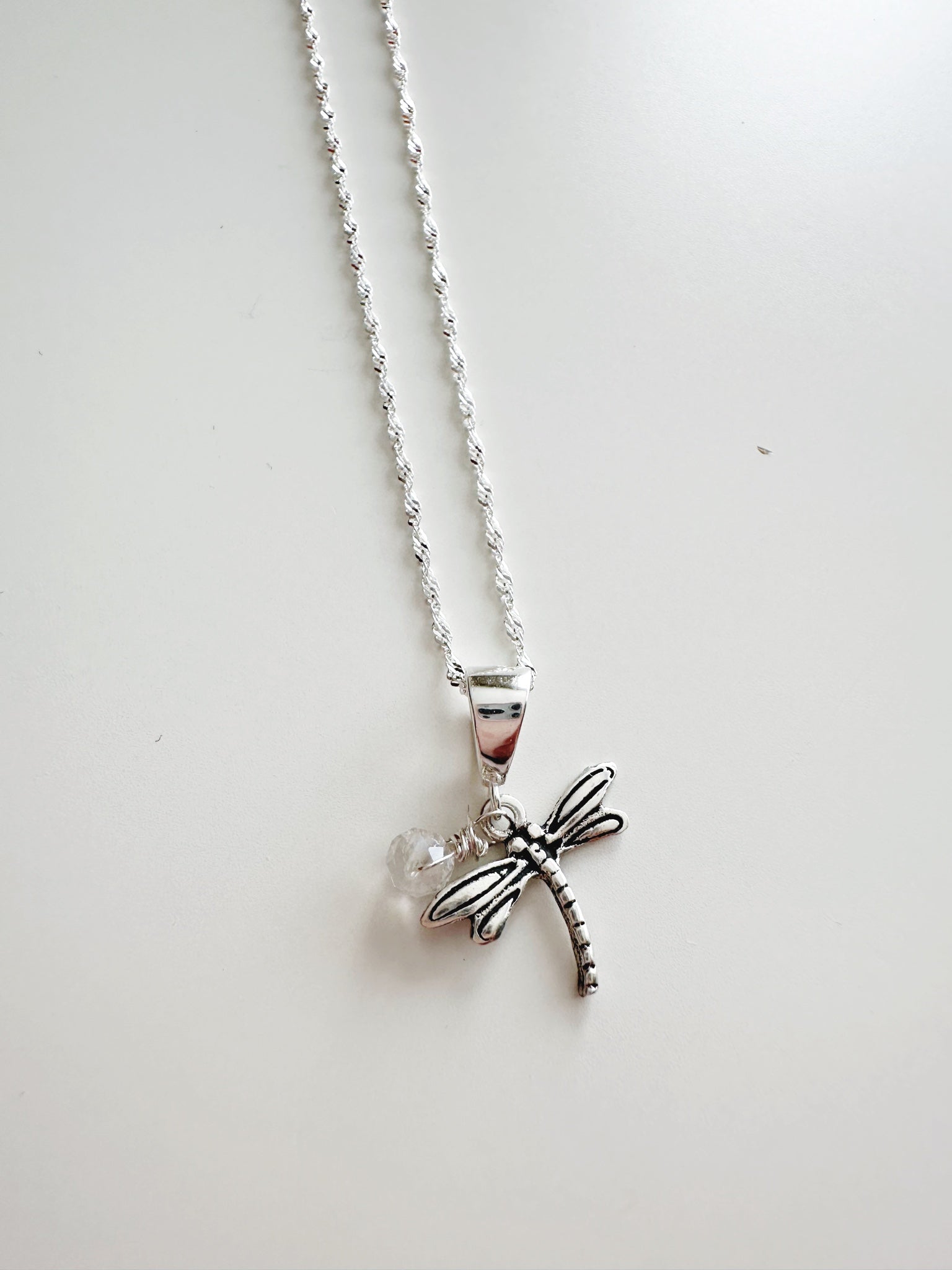 Collar Libélula de Plata 925 con punto de luz. Incluye significado y viene listo para regalar