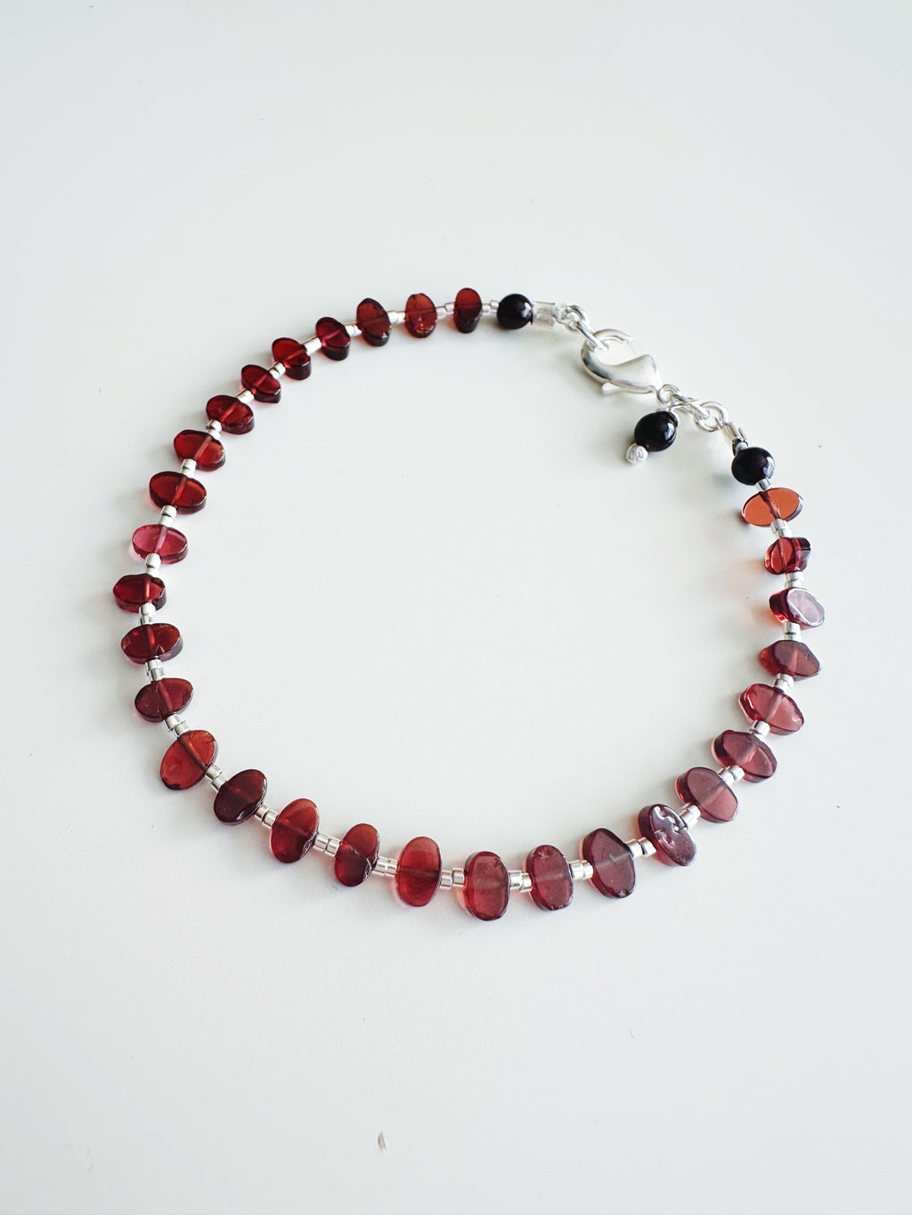 Pulsera silver en piedras Granate. Incluye significado y Packing para regalo