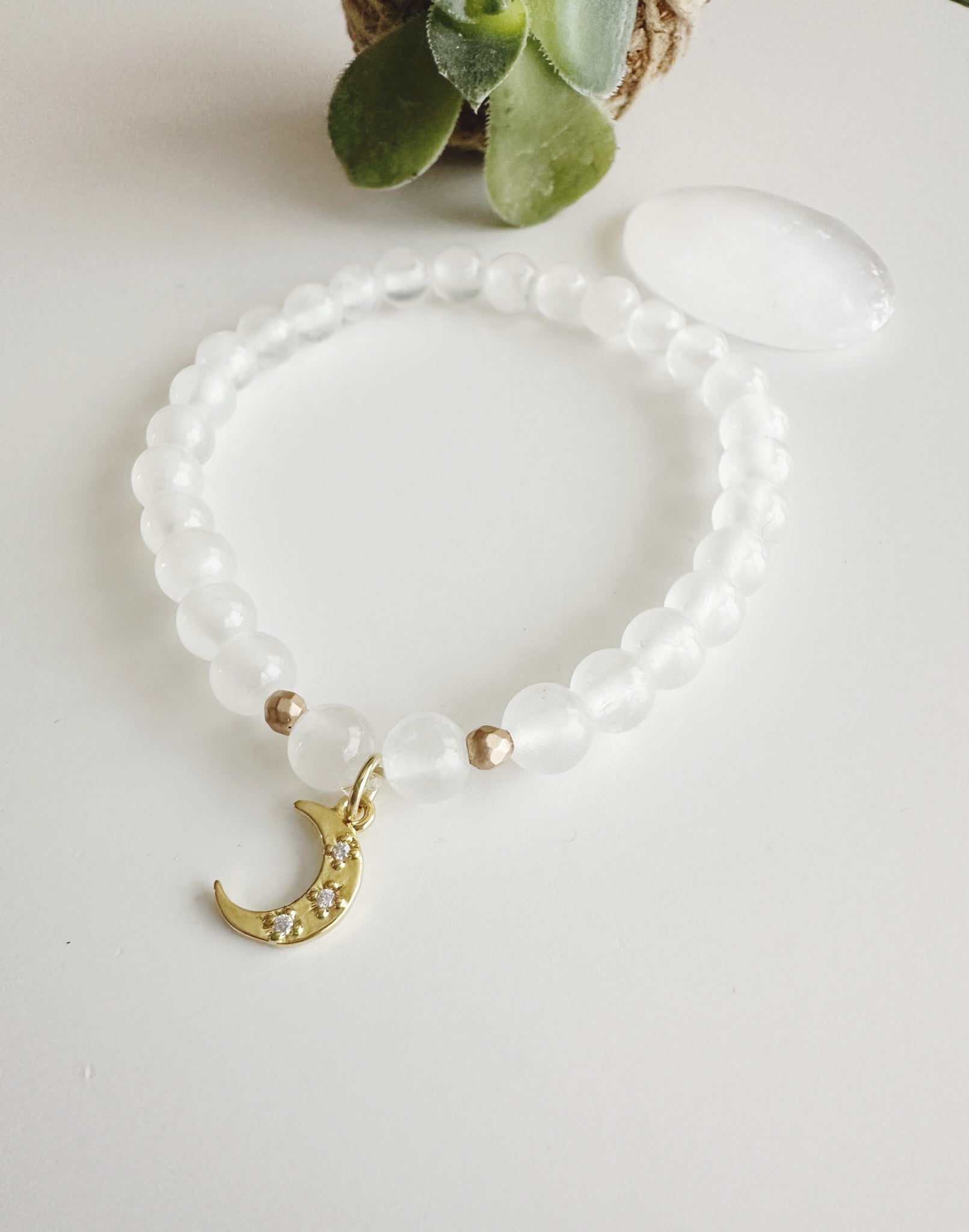 Pulsera Luna y piedra Selenita. Incluye significado de su piedra y packing para regalo