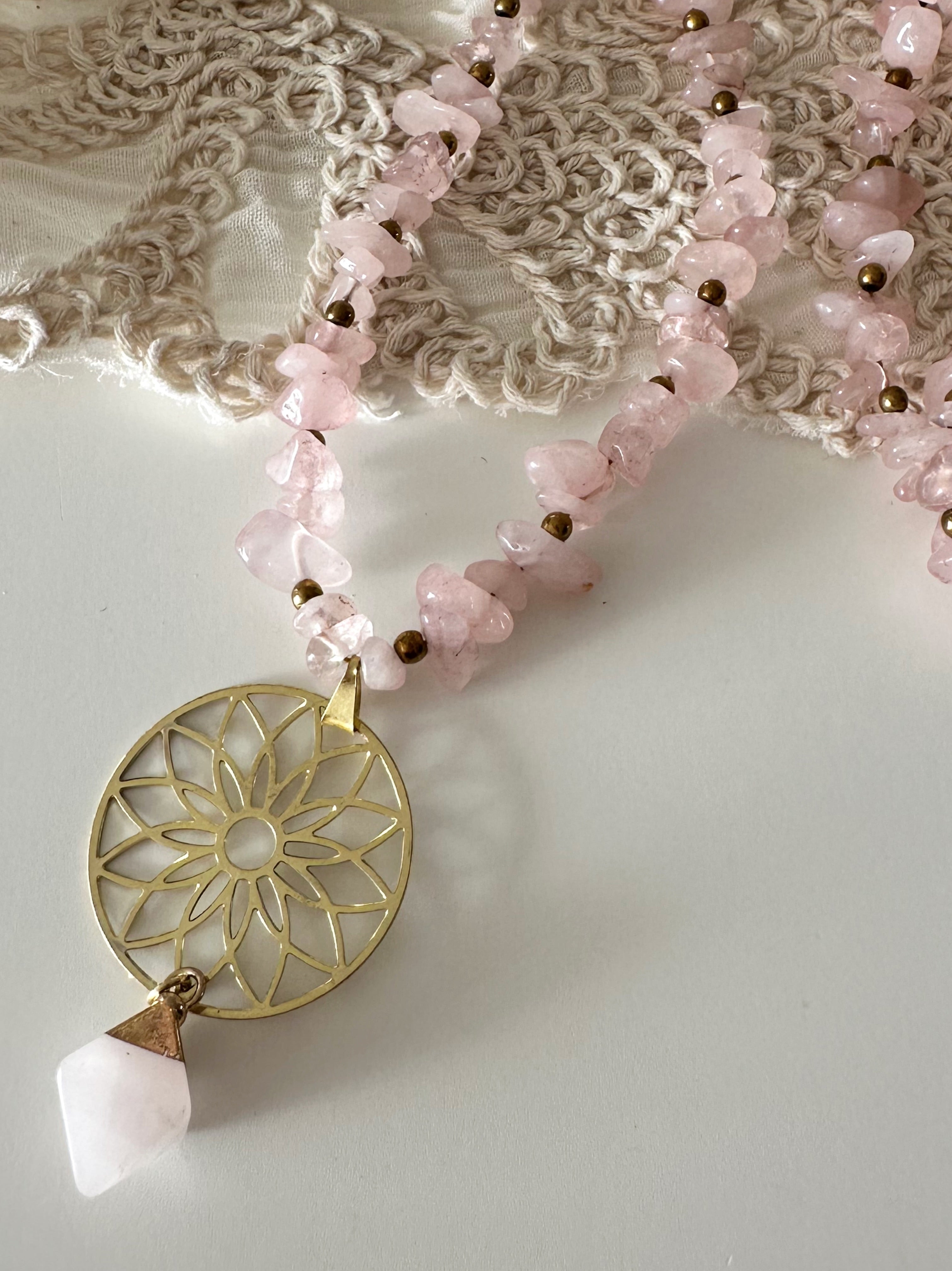 Collar Largo Cuarzo Rosa “Amor que Abraza”