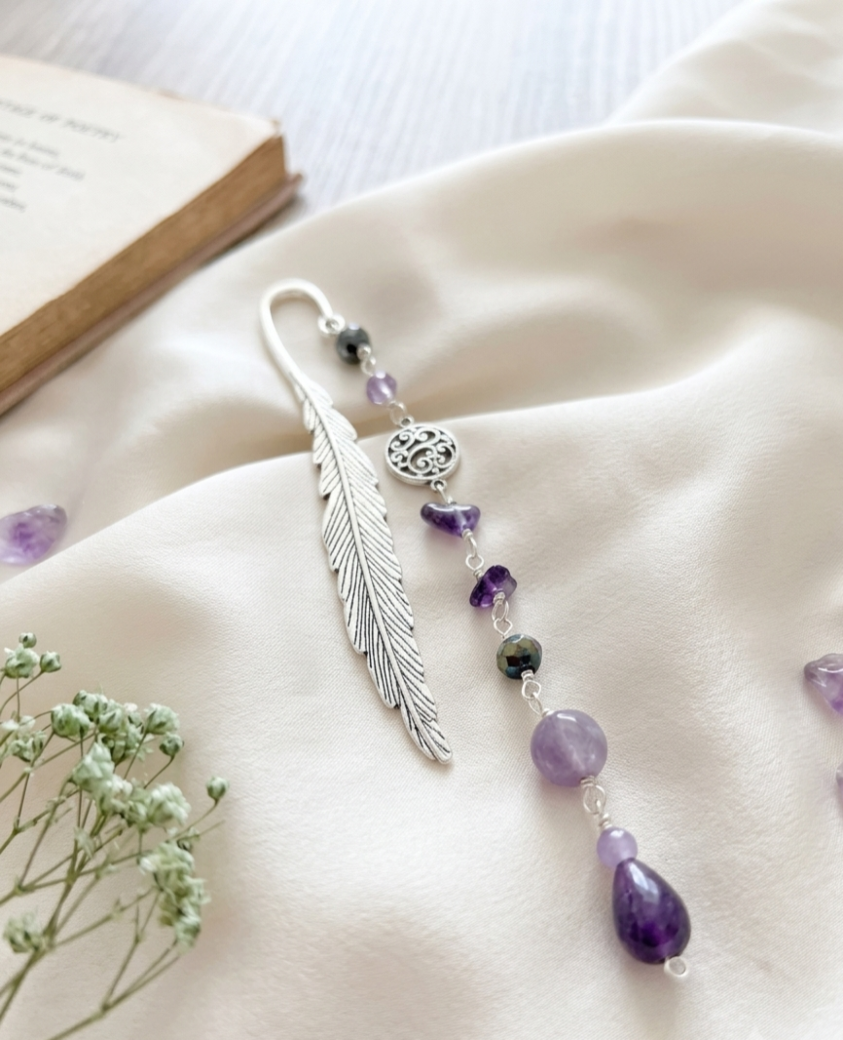 Experiencia “Luz de calma” una pausa para el alma. Incluye Joyas de Amatista, Vela de Aromaterapia y un Marcapágina de piedra