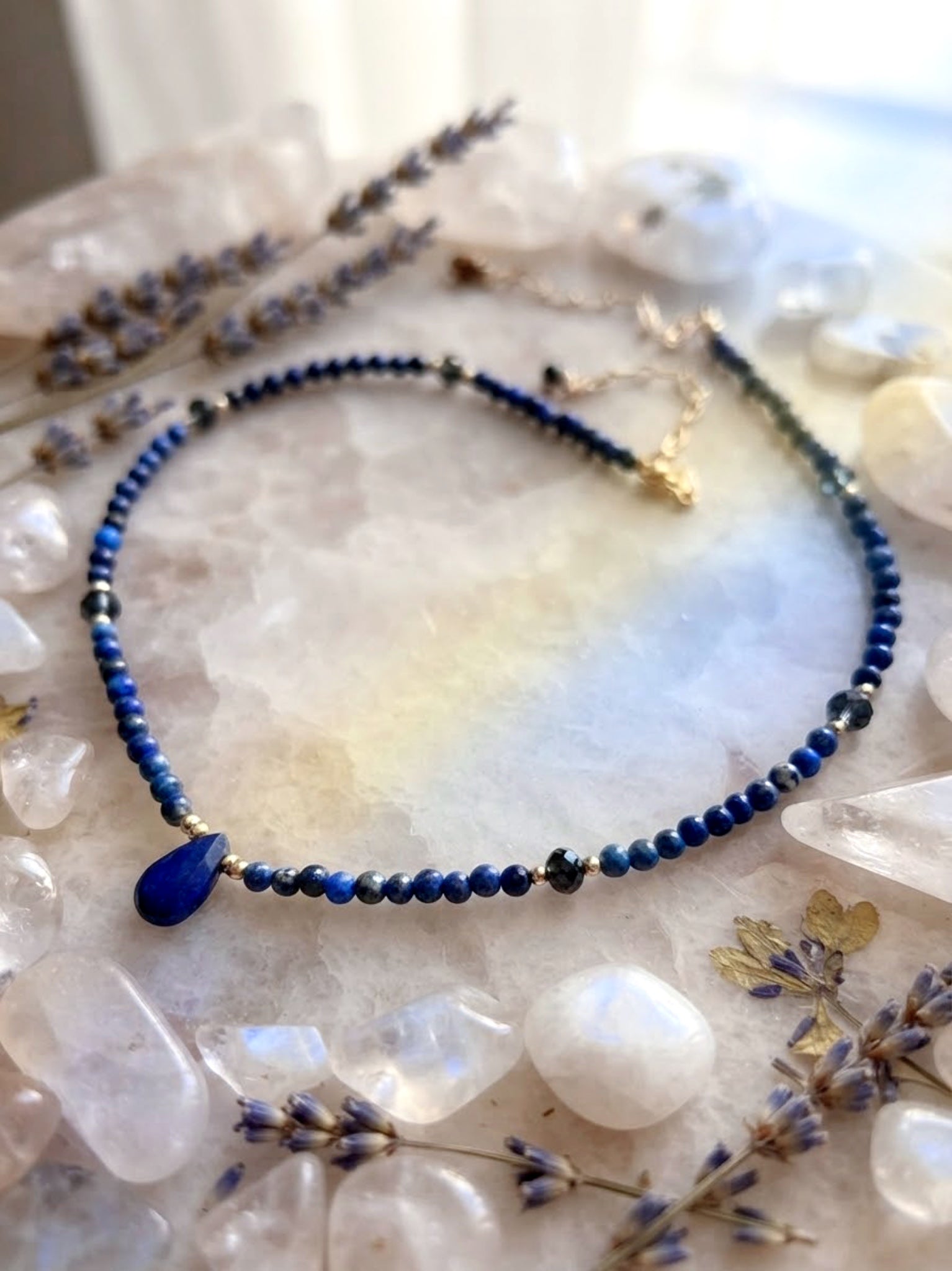 Collar "Verdad interior" en piedras de Lapislázuli. Enchape de Oro 18k