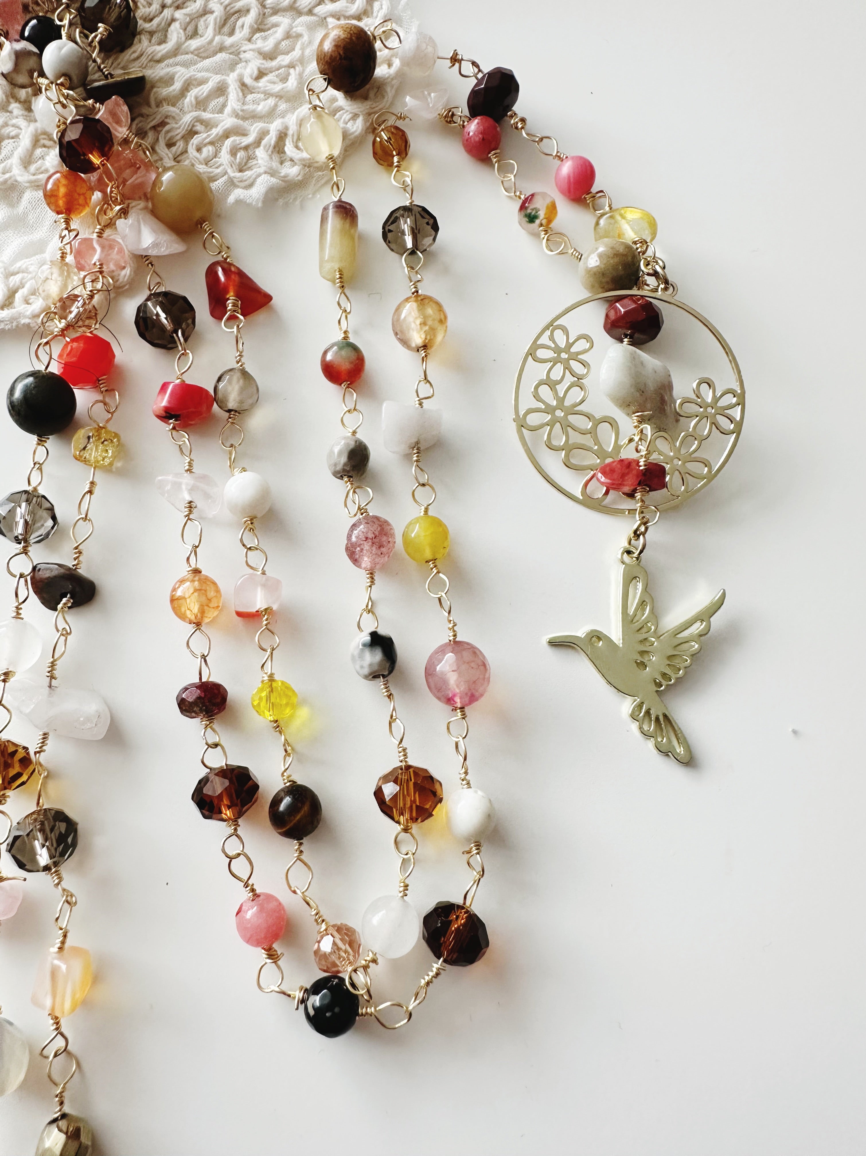 Collar Colibrí  “Esperanza del Alma”en piedras de tonos tierra.