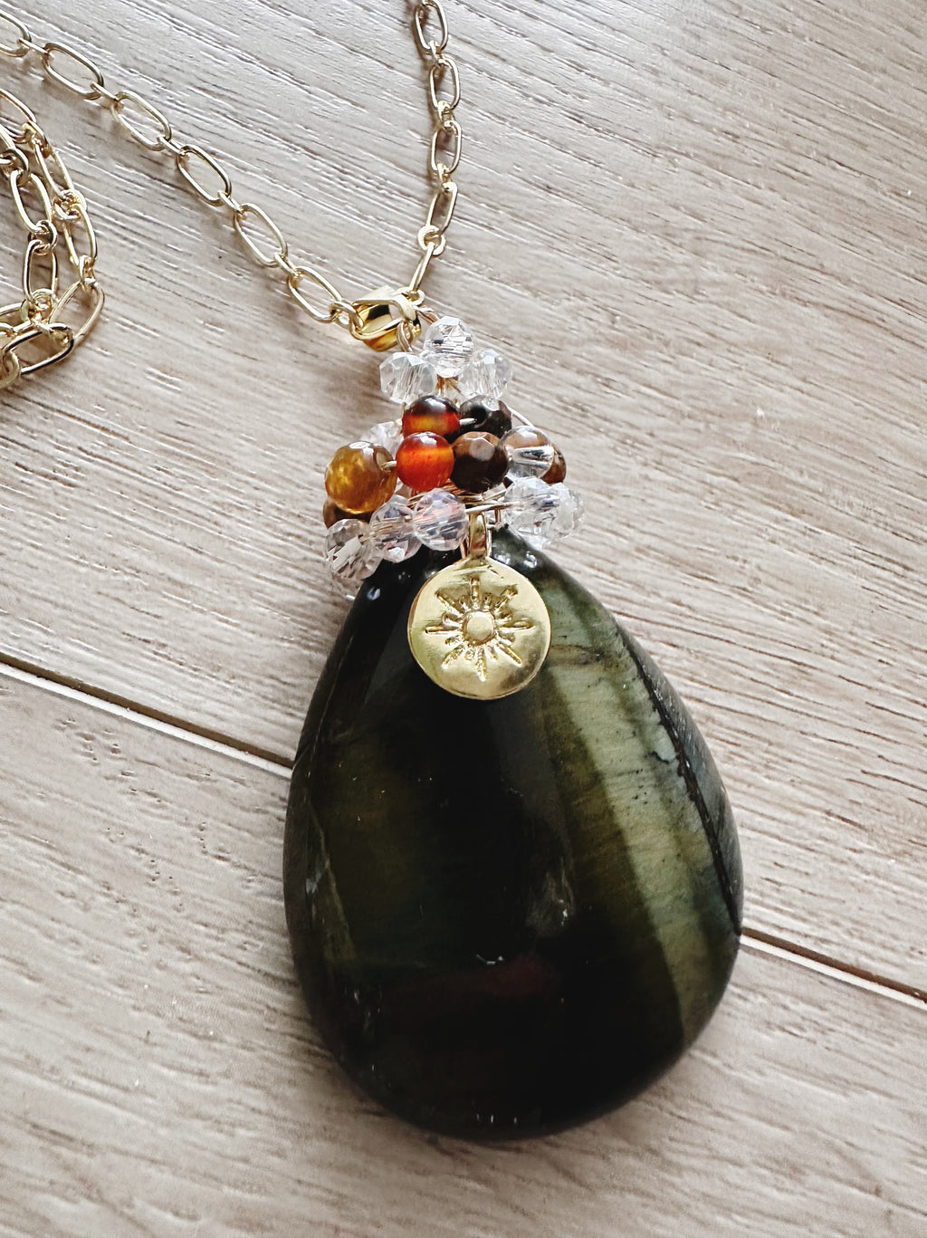 Collar largo “Luz de Transformación” en piedra Labradorita. Enchape de Oro 18k