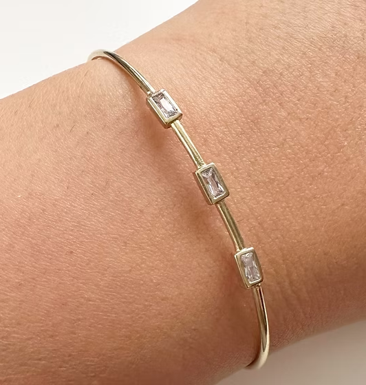 Pulsera esclava ajustable. Incluye packing para regalo