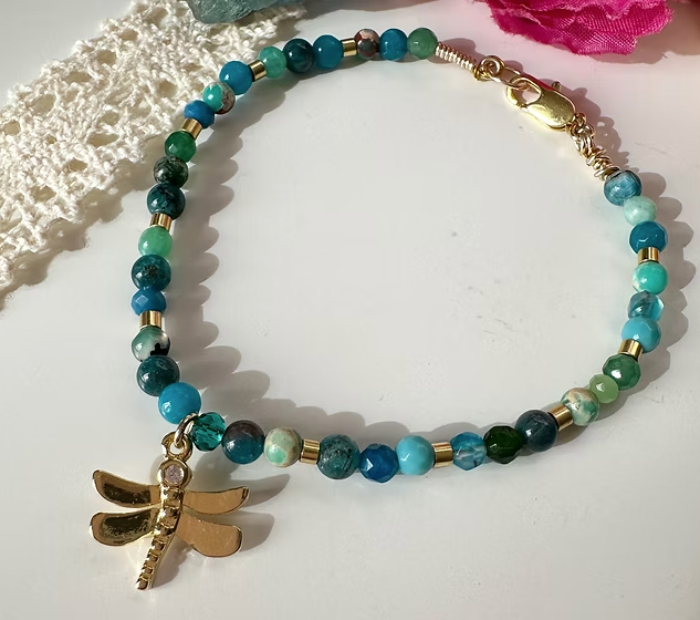 Pulsera Libélula, en piedras verdosas . Incluye packing para regalo