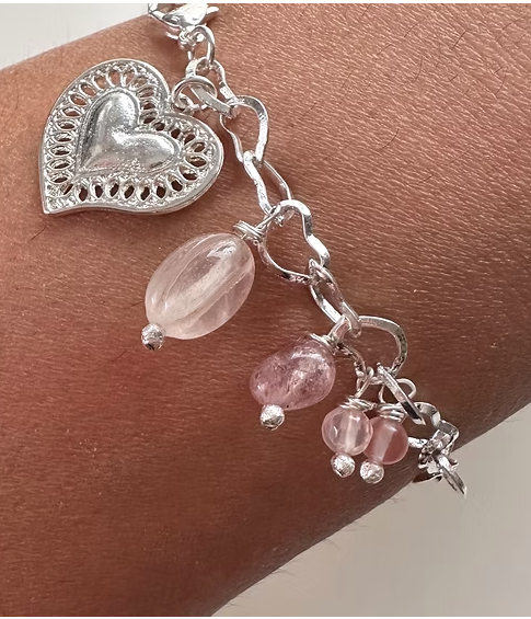 Pulsera corazón y piedras Cuarzo Rosa . Incluye significado de la piedra y Packing para regalo