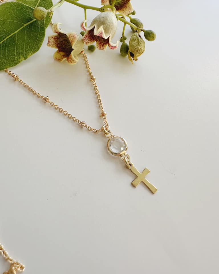 Collar de mujer bañado en oro con punto de luz y cruz de cristo