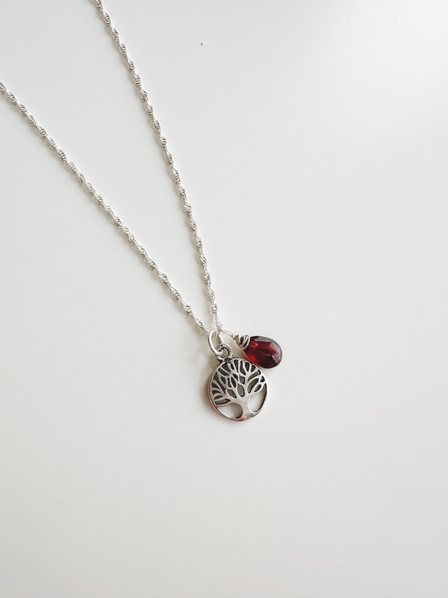 Collar Árbol de la vida y Piedra Granate