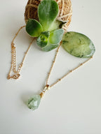 Collar Amuleto Prehnita. Incluye significado de su piedra y Packing para regalo